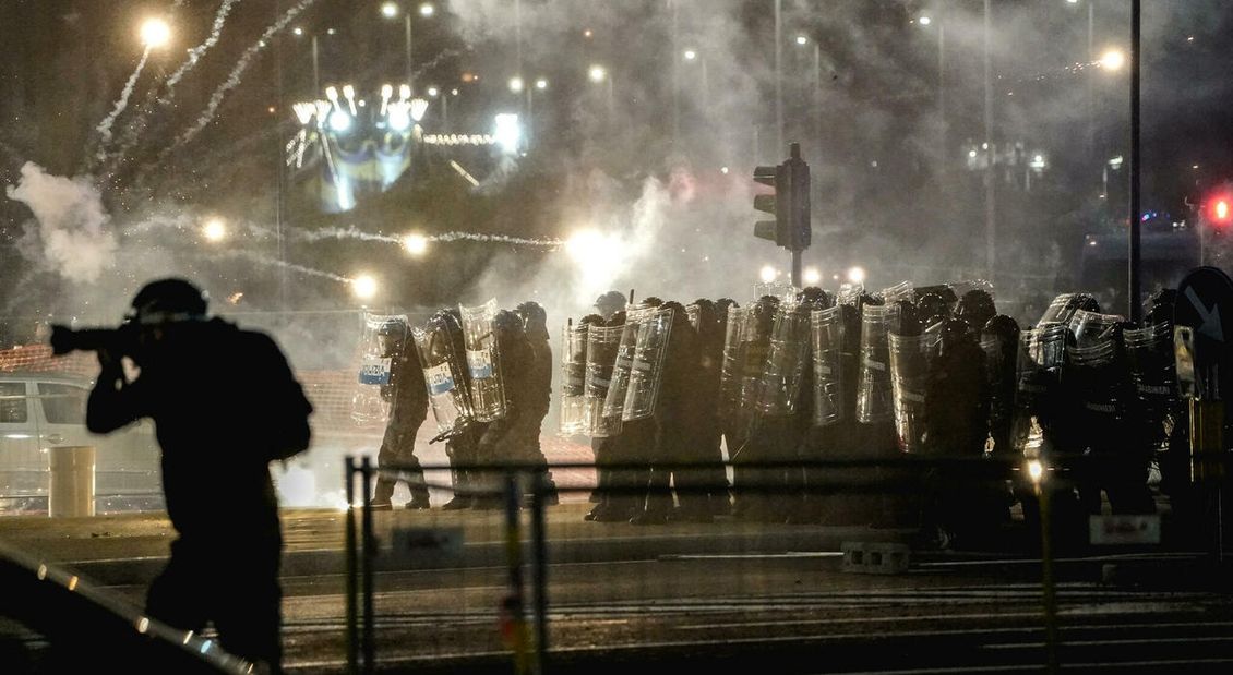 Cortei, quasi 5mila identificati nelle piazze italiane: 371 fermati, 110 sono minori. Scontri a Torino e Bologna. Tensioni a Milano e Firenze. Meloni: «Sicurezza per tutti, no spazio a violenze»